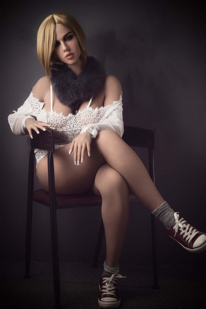 Blonde, dralle Sexpuppe Felicia strippt in weißer Bluse auf Holzstuhl