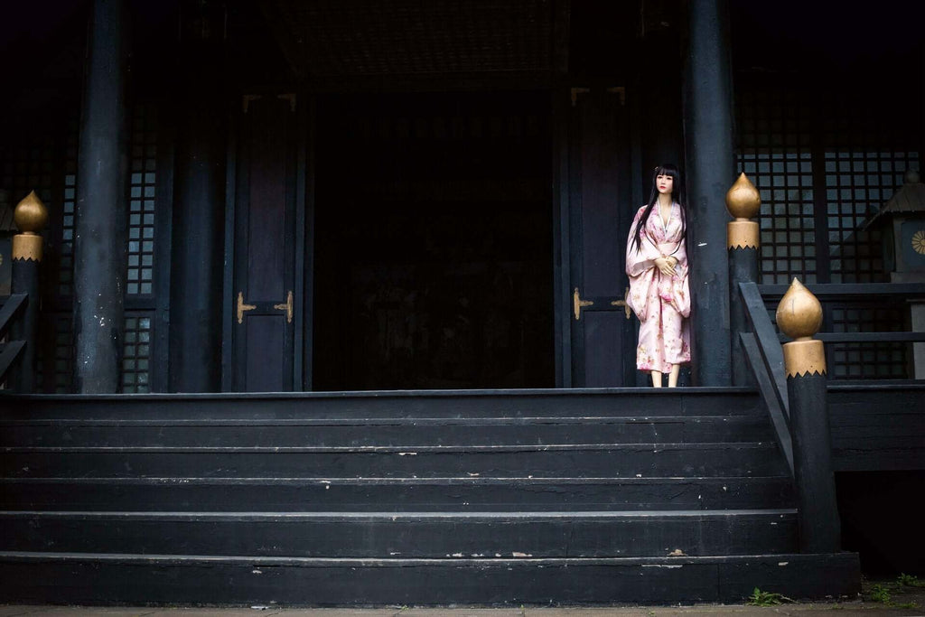 Japanische Realdoll Narumi mit großer Oberweite posiert in hellem Kimono in japanischem Ambiente