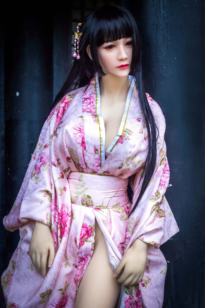 Japanische Realdoll Narumi mit großer Oberweite posiert in hellem Kimono in japanischem Ambiente