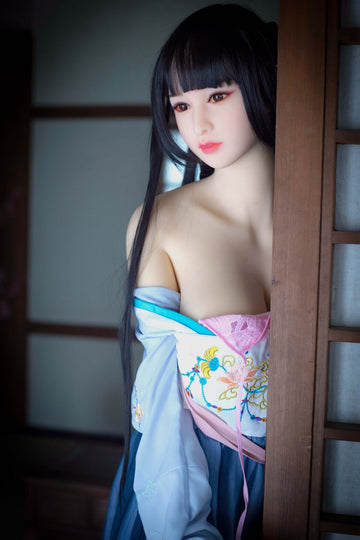 Sexdoll Geisha Misaki trägt Kimono und zeigt ihre zarte Haut in einem klassischen japanischen Anwesen