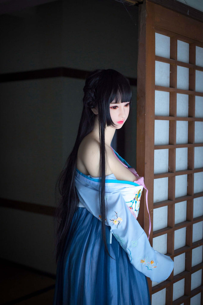 Sexdoll Geisha Misaki trägt Kimono und zeigt ihre zarte Haut in einem klassischen japanischen Anwesen