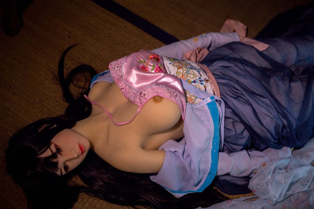 Realdoll Geisha Misaki zieht ihren Kimono nach unten, über ihre üppigen Brüste und kirschroten Nippel