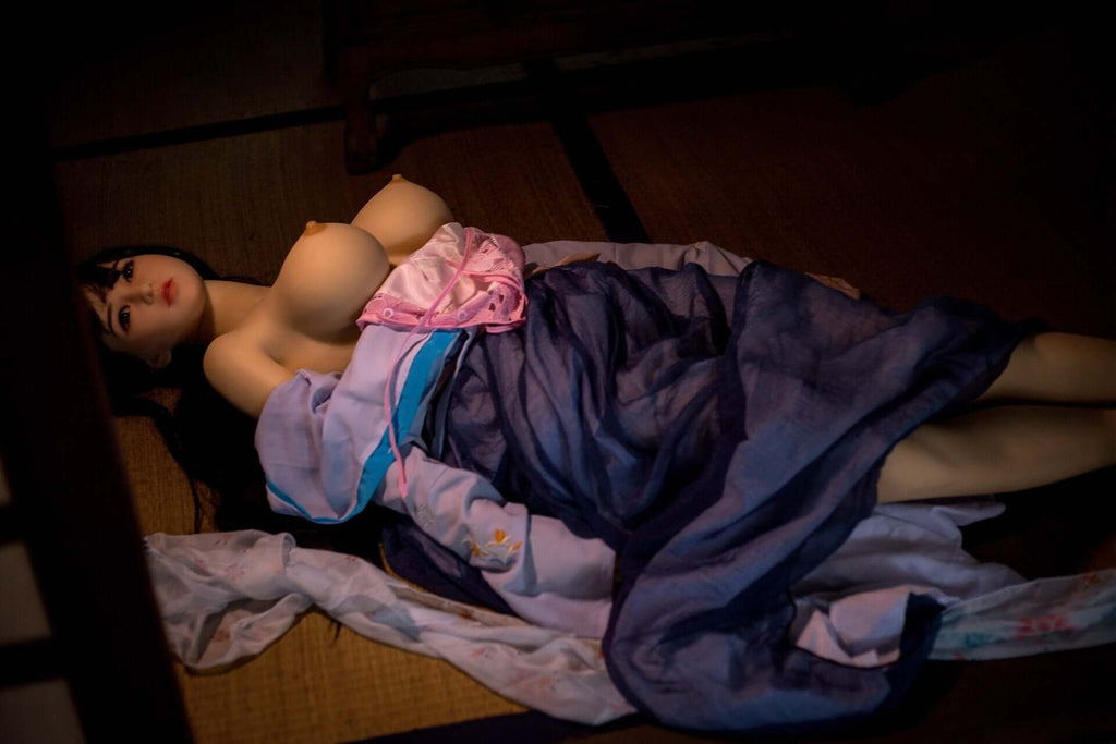 Realdoll Geisha Misaki zieht ihren Kimono nach unten, über ihre üppigen Brüste und kirschroten Nippel