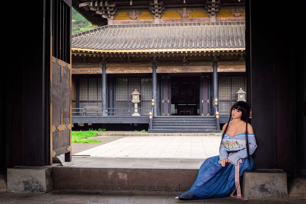 Sexdoll Geisha Misaki trägt Kimono und zeigt ihre zarte Haut in einem klassischen japanischen Anwesen