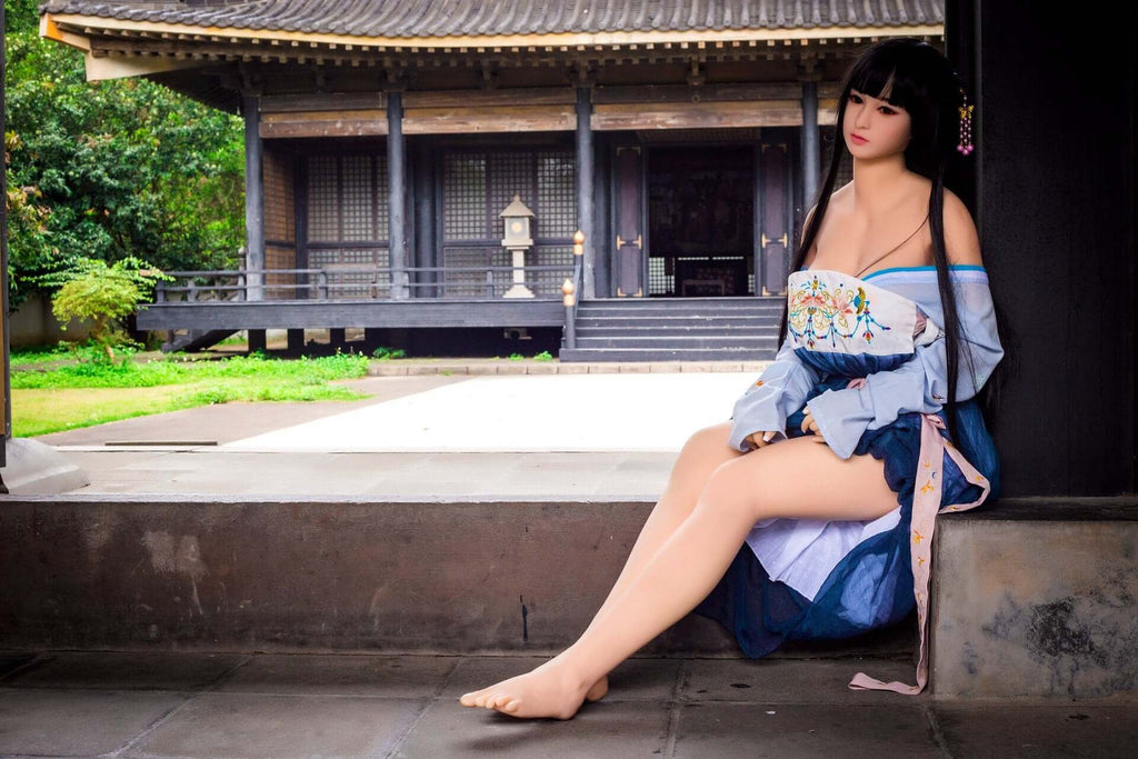 Sexdoll Geisha Misaki trägt Kimono und zeigt ihre zarte Haut in einem klassischen japanischen Anwesen