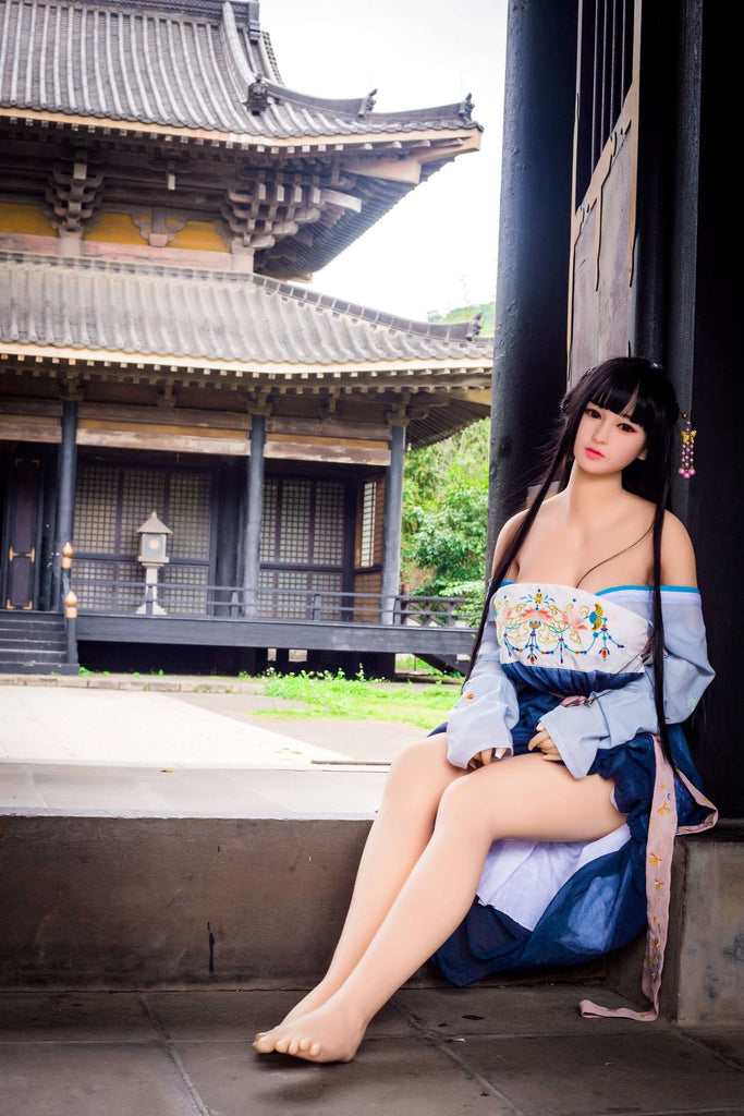 Sexdoll Geisha Misaki trägt Kimono und zeigt ihre zarte Haut in einem klassischen japanischen Anwesen