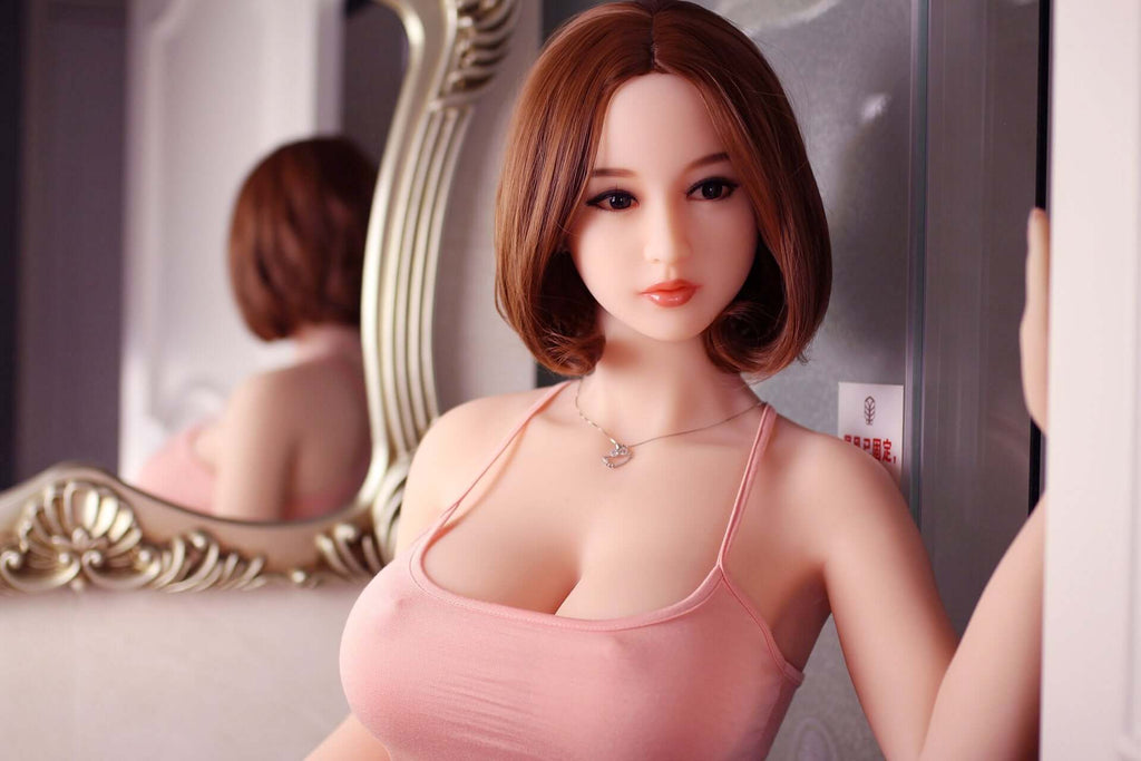Realdoll Akiko im Bad mit rotem Bikini vor einem großen Spiegel
